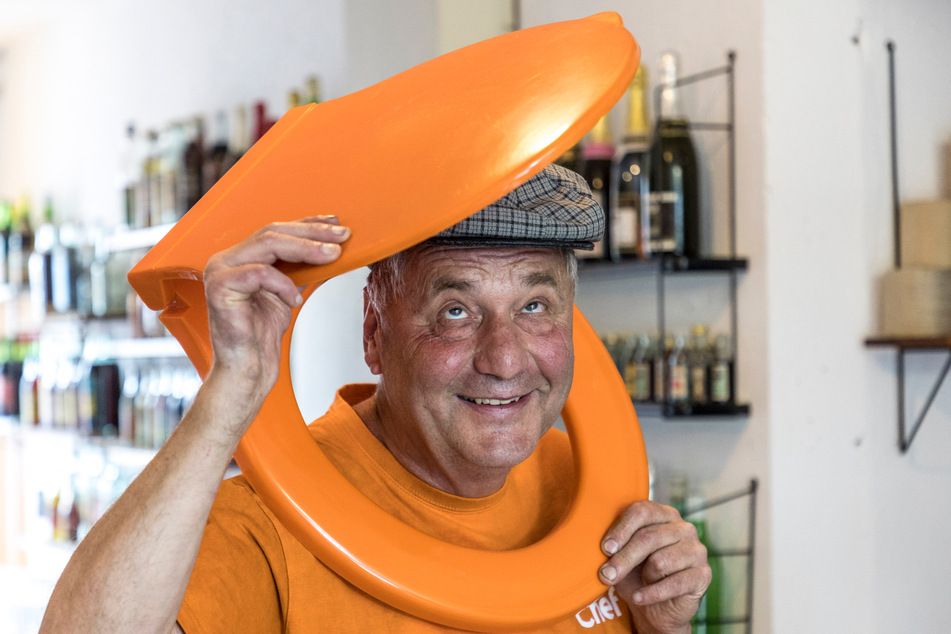 Museumsvater Uwe Jähnig (58) mit einem besonderen Produkt aus der "orangenen Phase" vieler DDR-Produkte.
