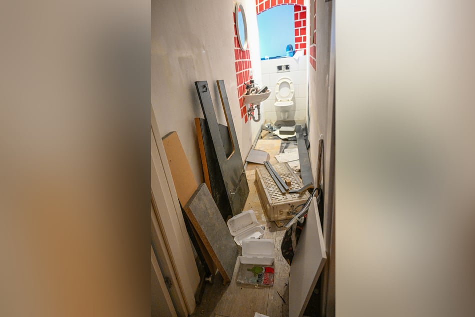 Im Bad wurde ein Schrank in Einzelteile zerlegt.