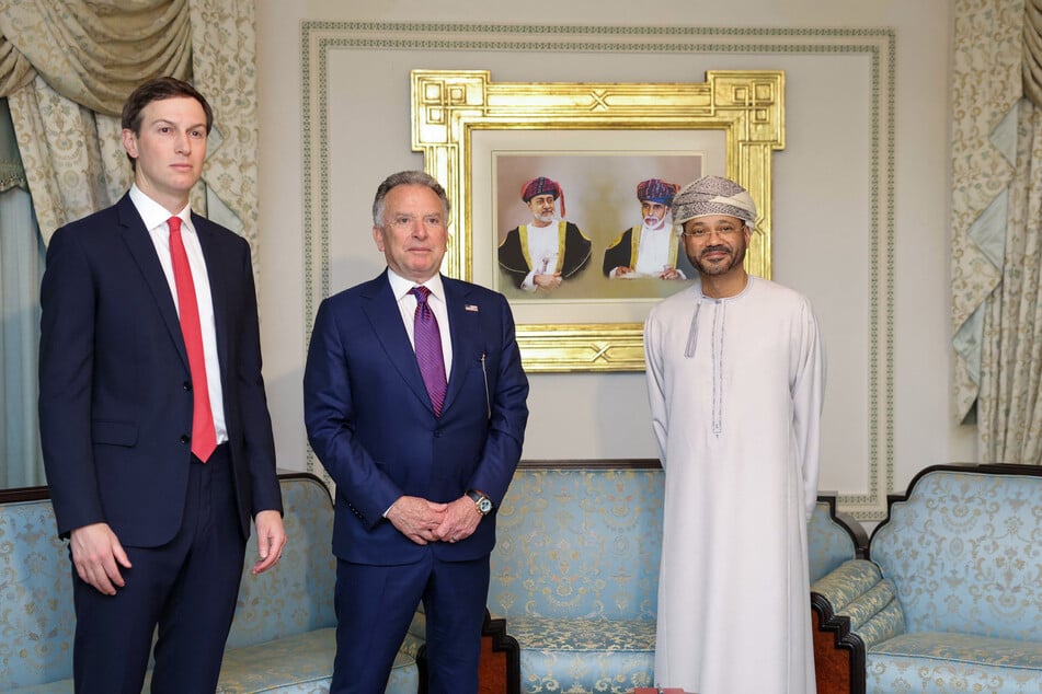 US President Donald Trump's Middle East envoy Steve Witkoff (c.) and son-in-law Jared Kushner (l.) arrived in Oman for talks with Iranian officials.