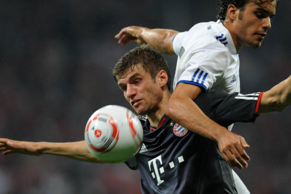 Thomas Müller (33, l.) im Zweikampf mit Pedro Leon Sanchez (36) bei einem Freundschaftsspiel zwischen dem FC Bayern und Real Madrid im Jahr 2010. Lange Zeit dominierten die Münchner gegen die Spanier und erhielten so den Spitznamen "Bestia Negra".