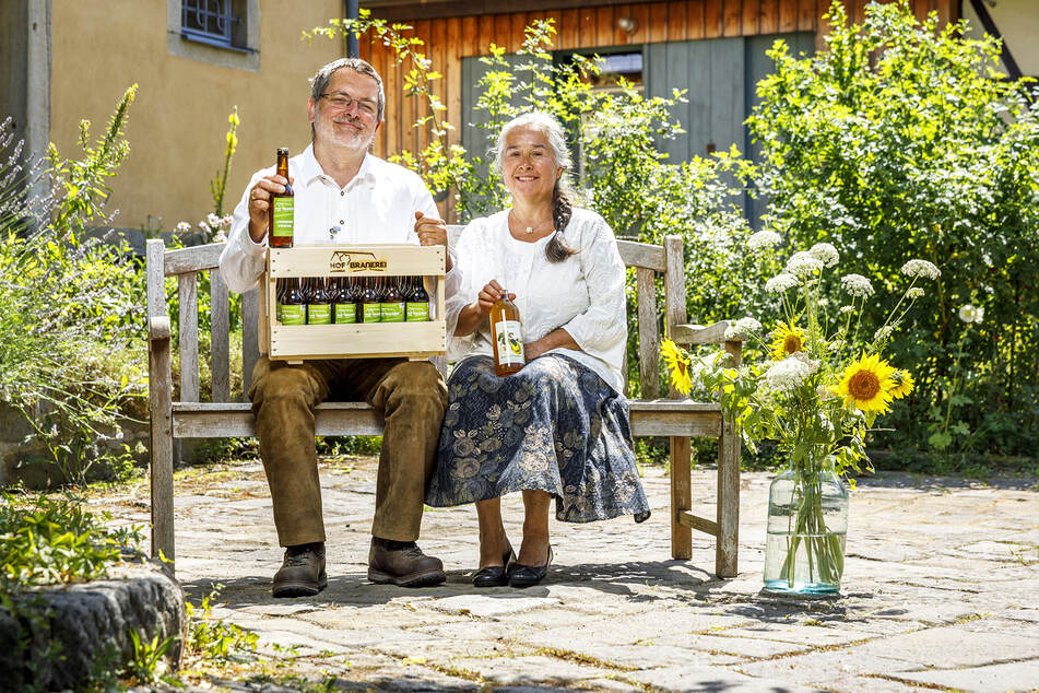 Stefan Oettel mit seiner Frau Andrea-Keßner Oettel auf ihrem Hof.