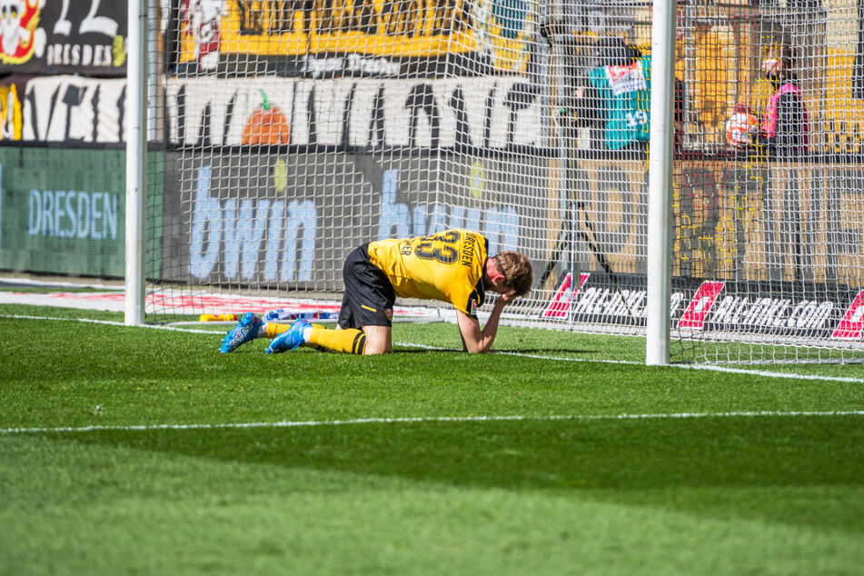 Ein Symbolbild: Christoph Daferner (24) hockt verzweifelt am Boden und greift sich mit der rechten Hand an den Kopf. Auch dem mit zwölf Treffern besten Dynamo-Stürmer fehlt derzeit das grenzenlose Selbstvertrauen.