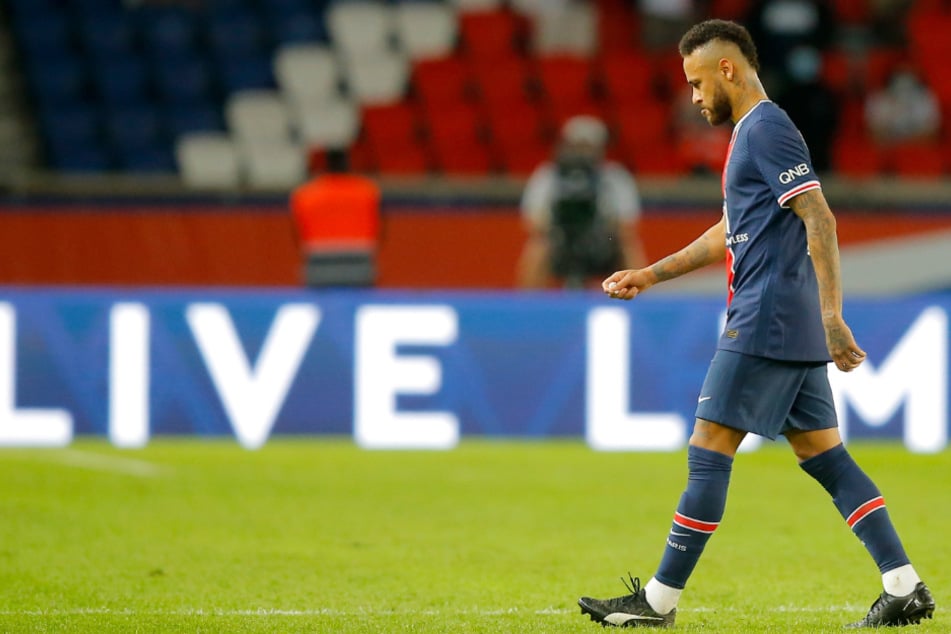 Superstar Neymar schleicht bedröppelt vom Feld.