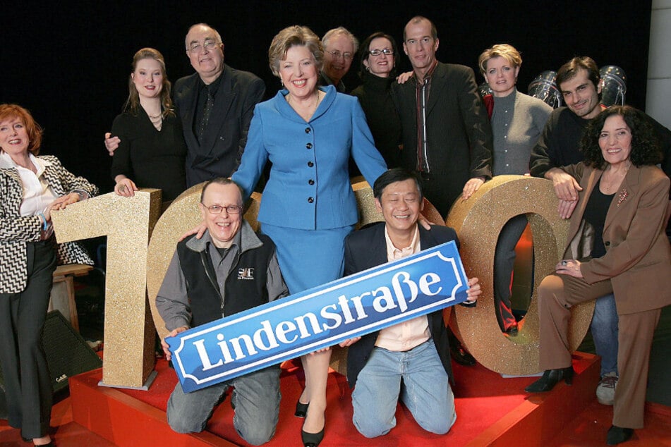 Bis 2020 war Georg Uecker (4.v.r.) als Dr. Carsten Flöter in der "Lindenstraße" zu sehen.