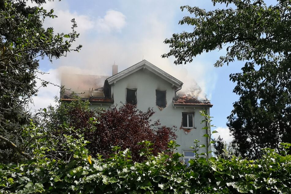 Ein Mehrfamilienhaus in der Hochheimer Straße brennt.