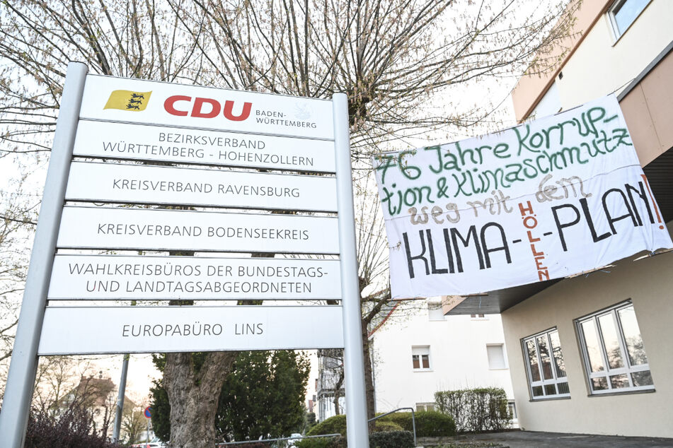 Ein Plakat mit der Aufschrift "76 Jahre Korruption und Klimaschmutz! Weg mit dem Klima-Höllen-Plan!" hängt am Bürogebäude des CDU-Kreisverbands Ravensburg.
