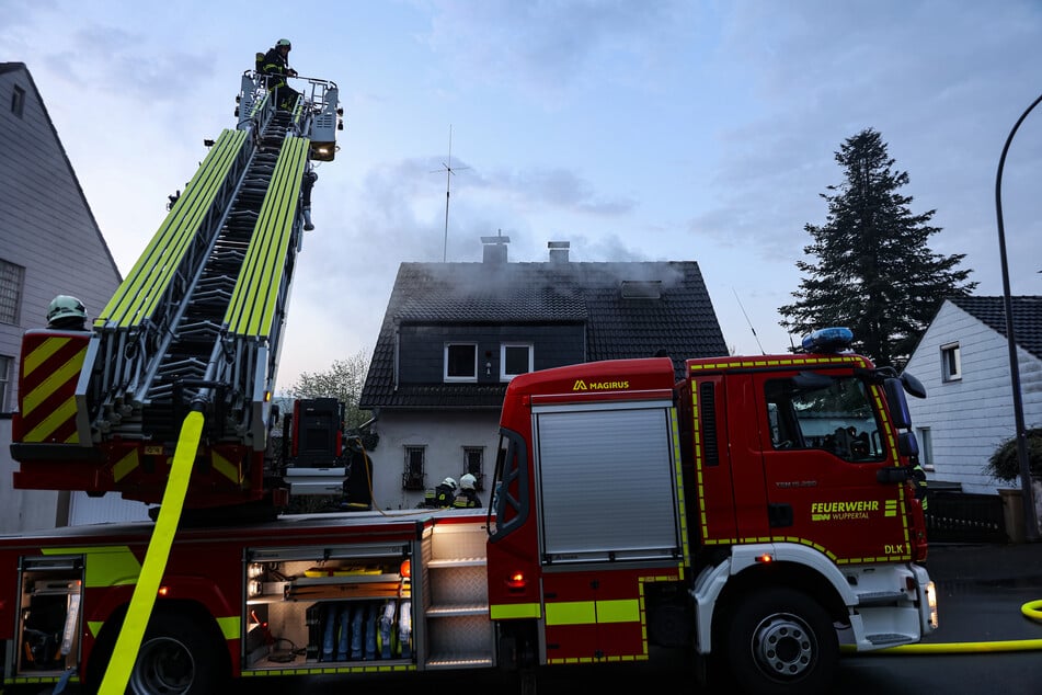 Als die Feuerwehr eintraf, war bereits starker Rauch an dem Einfamilienhaus zu sehen.