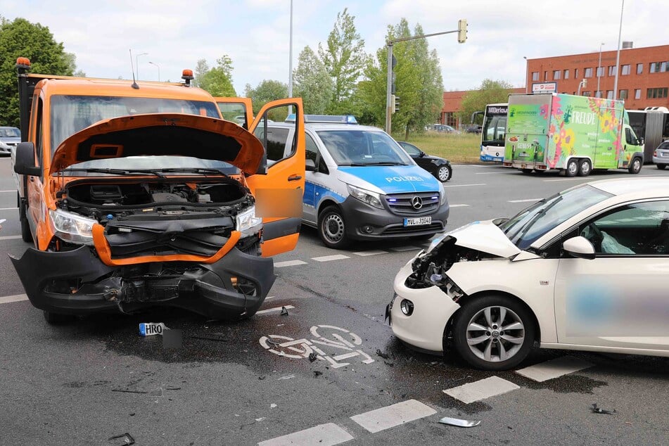 Bei einem Unfall in Rostock sind am Donnerstag drei Menschen teils schwer verletzt worden.