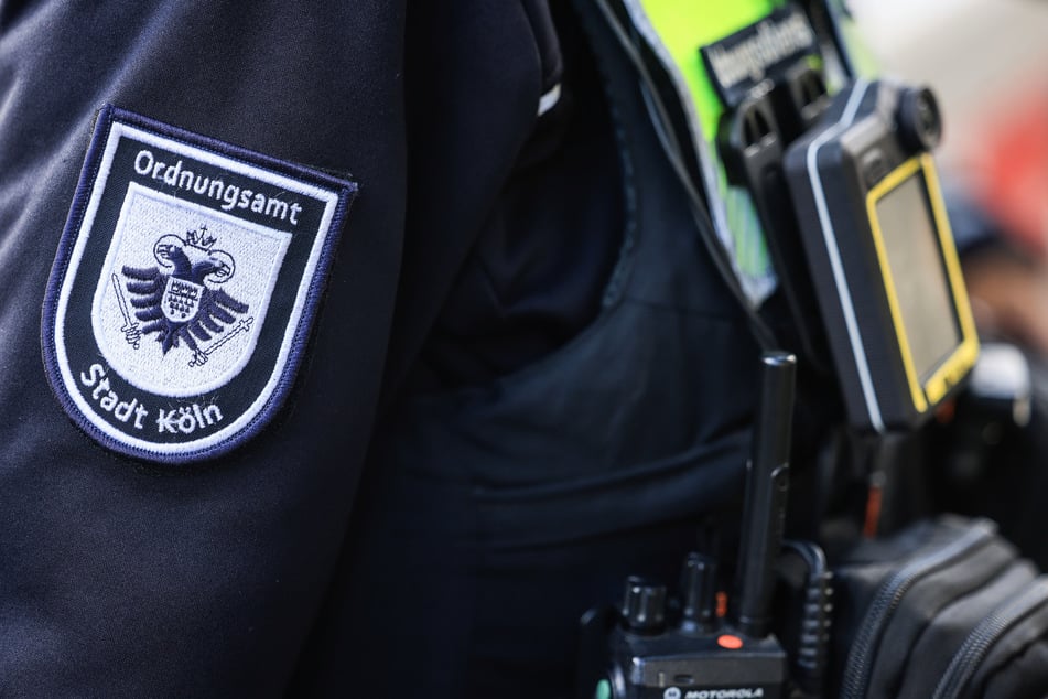 Das Ordnungsamt der Stadt Köln ist für die Evakuierung der Anwohnerinnen und Anwohner vor Ort. (Archivbild)