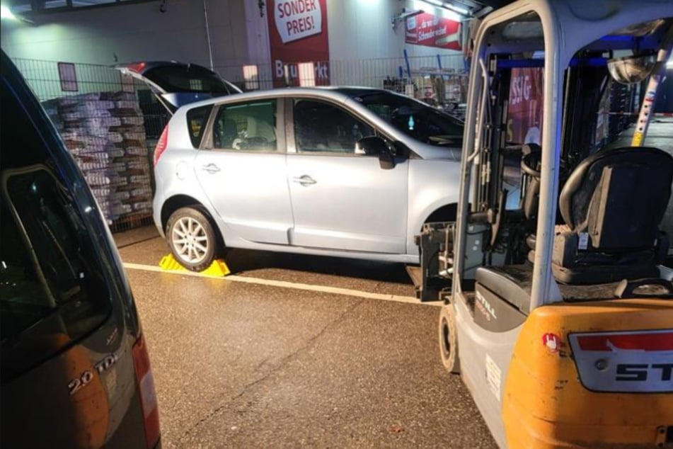 Der Wagenheber klappte plötzlich zusammen und der 25-Jährige wurde eingeklemmt.