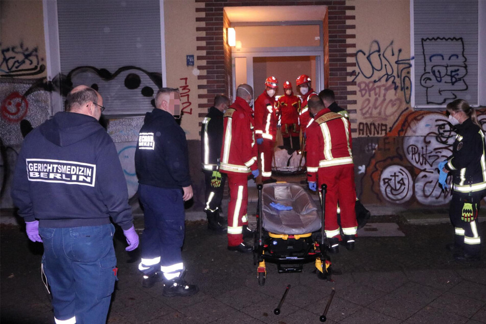 Die Berliner Feuerwehr konnte eine Leiche aus der Liegnitzer Straße in Berlin-Kreuzberg nur per Schwerlast-Trage abtransportieren.