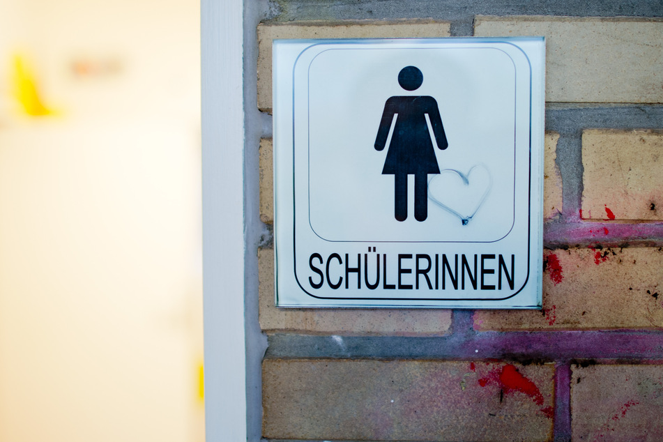 Zwölfjährige kann sich losreißen: Versuchter Missbrauch auf Schultoilette!