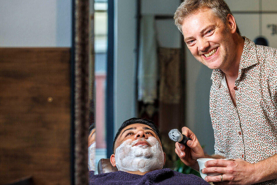 Dresden: Für mörderischen Barbier-Thriller in der Operette: Bühnenstar lernt beim Profi richtig rasieren