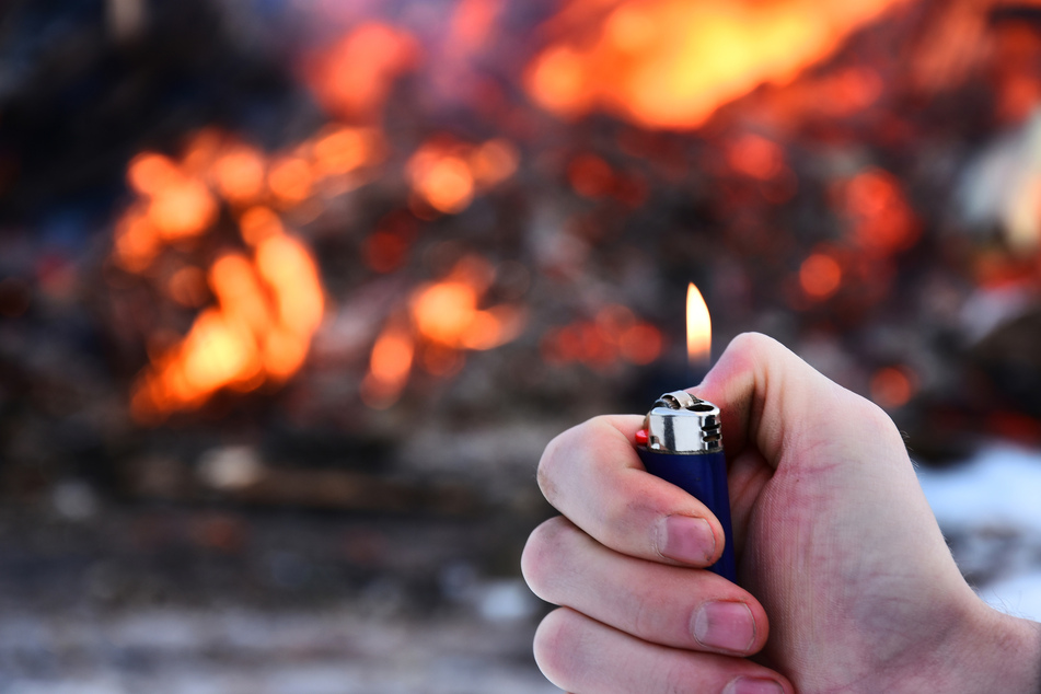 Der Jugendliche ist für mehrere Brände in der Frechener Innenstadt verantwortlich und wird nun angeklagt. (Symbolfoto)