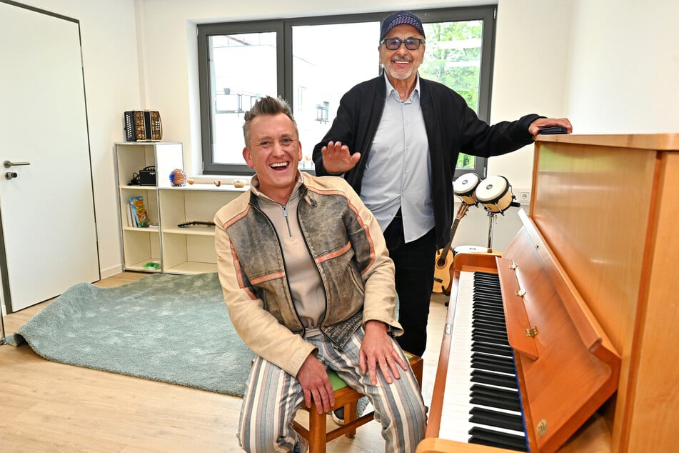 Thomas Kaufmann (l.) und Wolfgang Stumph im Sonnenstrahl-Musikzimmer. Das Klavier ist ein Erbstück von Olaf Böhme.