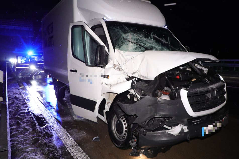 Auffahrunfall auf der A4: Kleintransporter prallt gegen Sattelzug