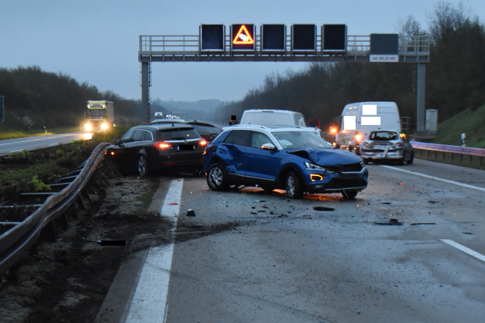 Auf der A14 kam es in den Morgenstunden zu einem Unfall mit acht beteiligten Autos.