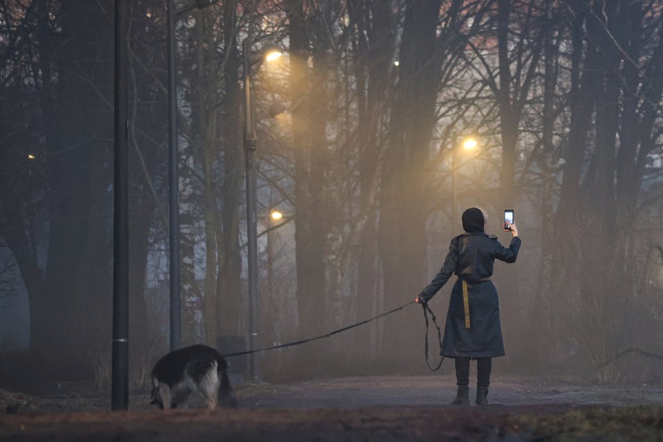 Vor allem bei Nacht fühlen sich viele Menschen in Parks und an Bahnhöfen nicht sicher. (Symbolbild)