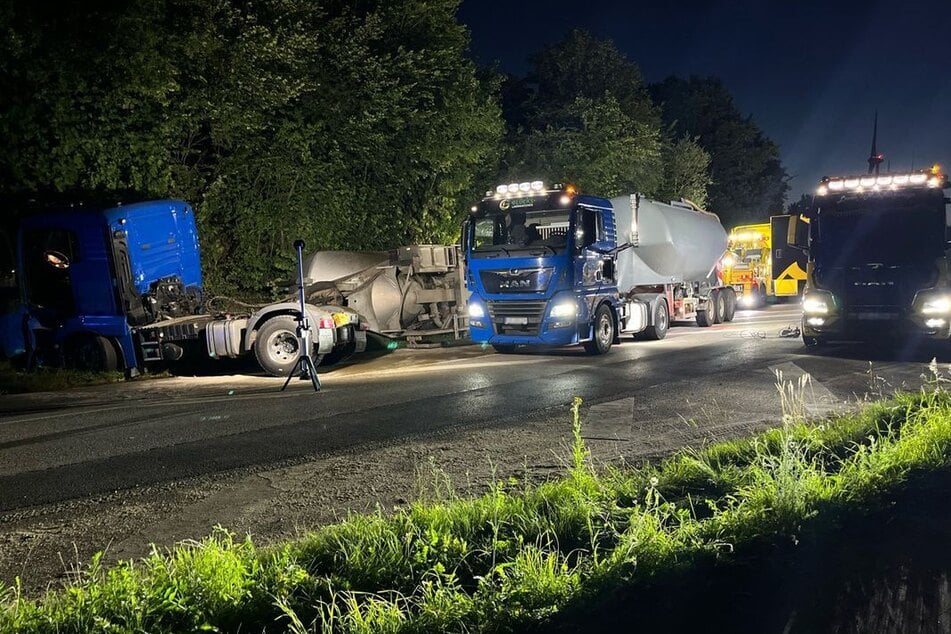 Ein umgekippter Gülle-Auflieger und ausgelaufener Diesel sorgten in Mönchengladbach für einen langen Feuerwehreinsatz.