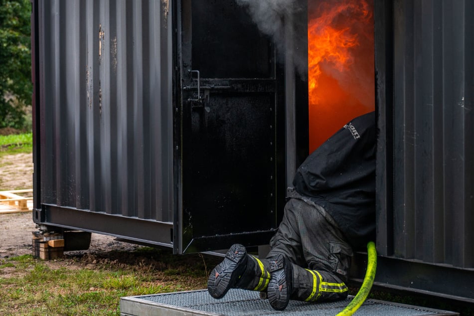 Realer geht's (fast) nicht: Feuerwehr übt im Flammen-Container