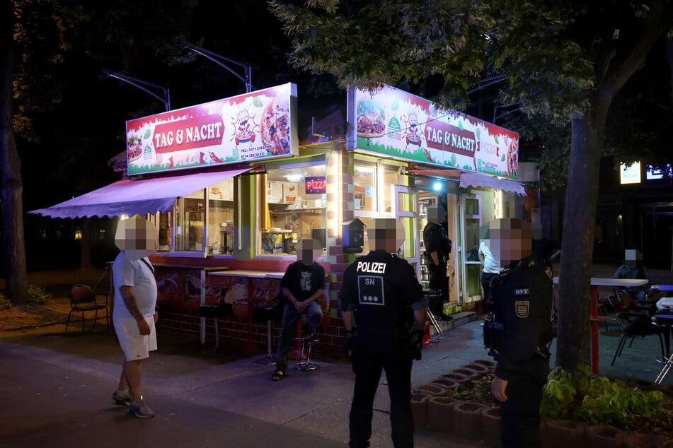 An dieser Pizza- und Dönerbude in Chemnitz spielten sich am Donnerstagabend blutige Szenen ab. Die genauen Hintergründe sind noch unklar.