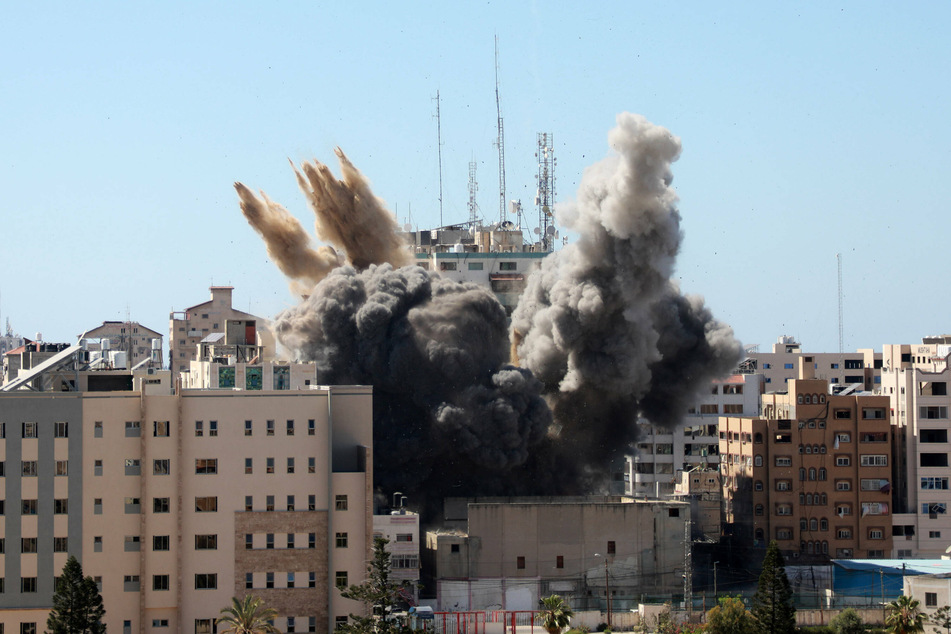 The moment the Al-Jalaa Tower, which housed several international media organizations, collapsed after being hit by Israeli air strikes.