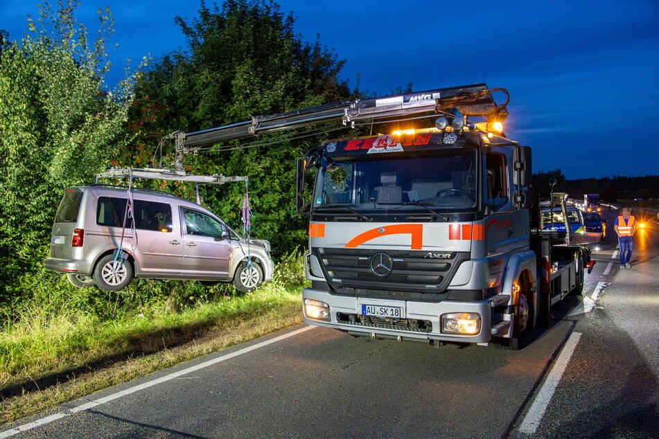Der VW wurde aus dem Straßengraben geborgen.
