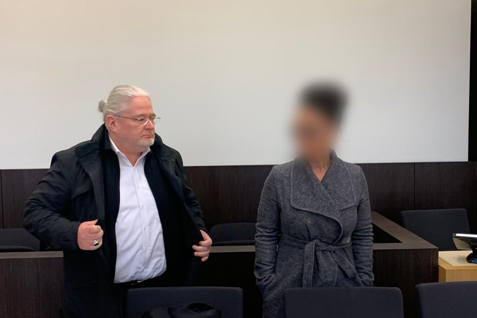 Im Prozess gegen die Angeklagte (41, r.) vor dem Düsseldorfer Amtsgericht werden am Donnerstag die Plädoyers erwartet.