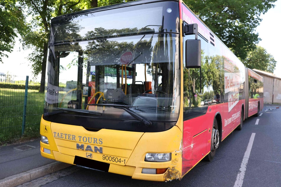 Am Freitagmorgen war ein Bus der Linie 65 in einen Unfall in Seidnitz verwickelt.