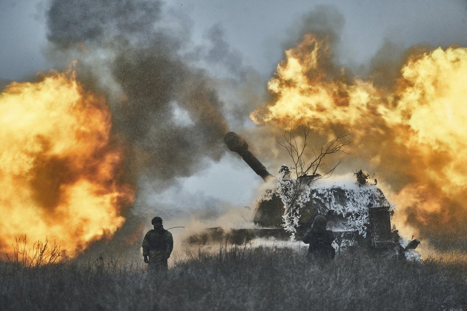 Beschuss durch ein ukrainisches Artilleriefahrzeug an der Front: Der Abnutzungskrieg bringt auf Dauer keinen weiter und so hofft man, dass Russland zurück an den Verhandlungstisch gebracht werden kann.