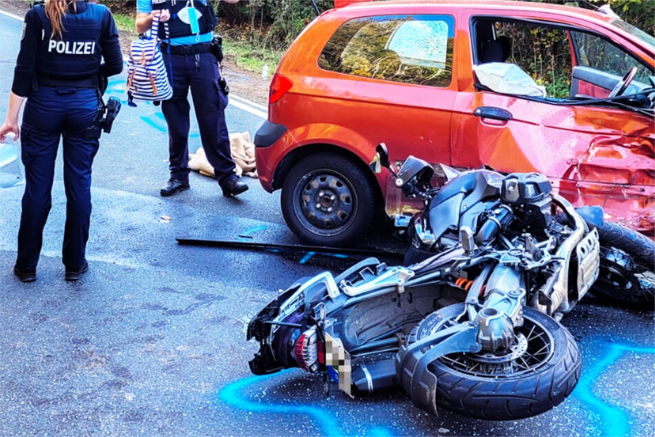 Autofahrerin übersieht Motorrad: Biker im Taunus schwer verletzt
