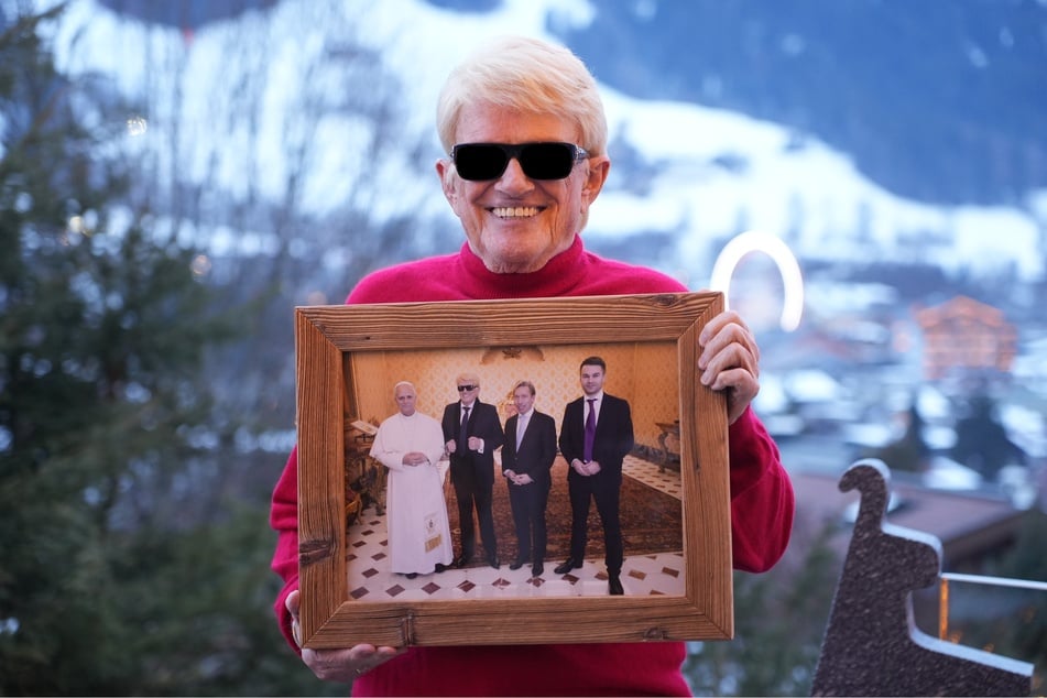 Heino zeigt stolz das Erinnerungsfoto von der Papstaudienz, rechts im Foto Benedict Bartsch.