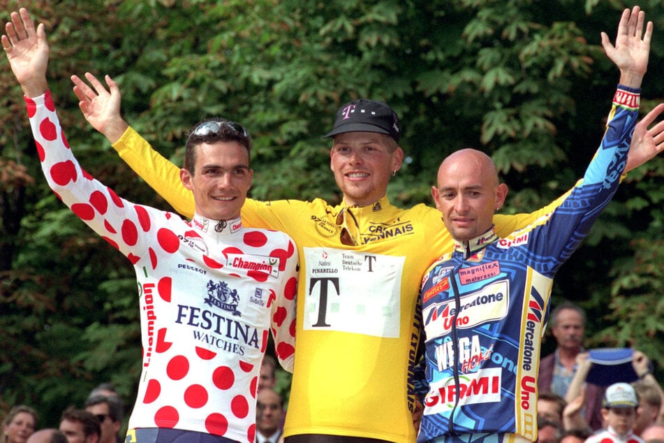 Vor 25 Jahren hatte Jan Ullrich (Mitte, heute 48) das größte Radrennen der Welt, die Tour de France, gewonnen. (Archivbild)