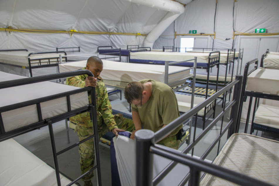 US-Soldaten bauen während der Vorbereitungen zur Unterbringung afghanischer Flüchtlinge in Grafenwöhr Kojen auf.