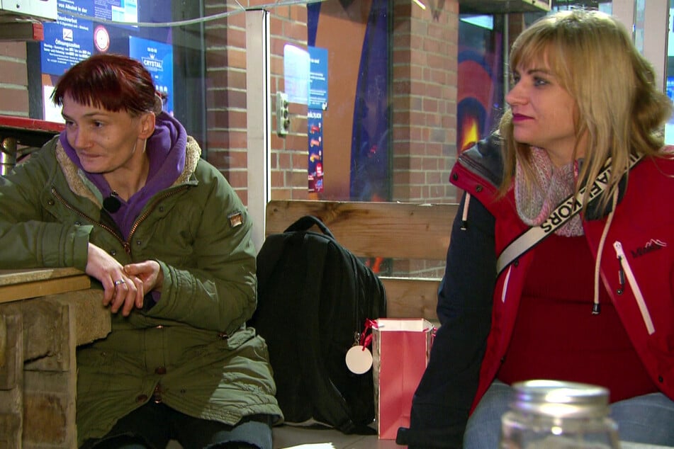 Chris' Freundin Sabrina (r.) ist eifersüchtig auf Carola (40, l.).