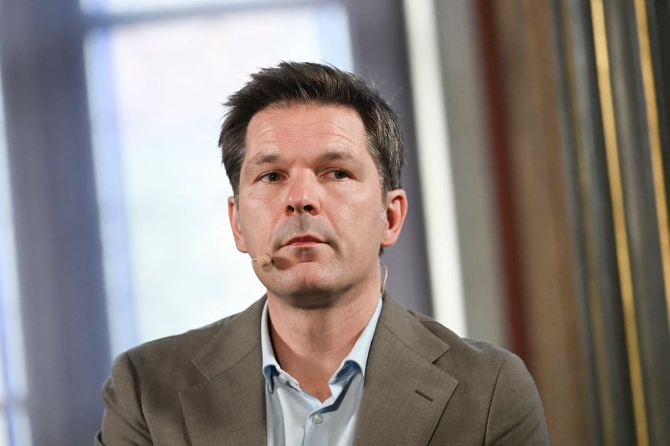 Kurz vor der Wahl zum Berliner Abgeordnetenhaus kommen die Ermittlungen für SPD-Spitzenkandidat Steffen Krach (47) zu einem denkbar ungünstigen Zeitpunkt.