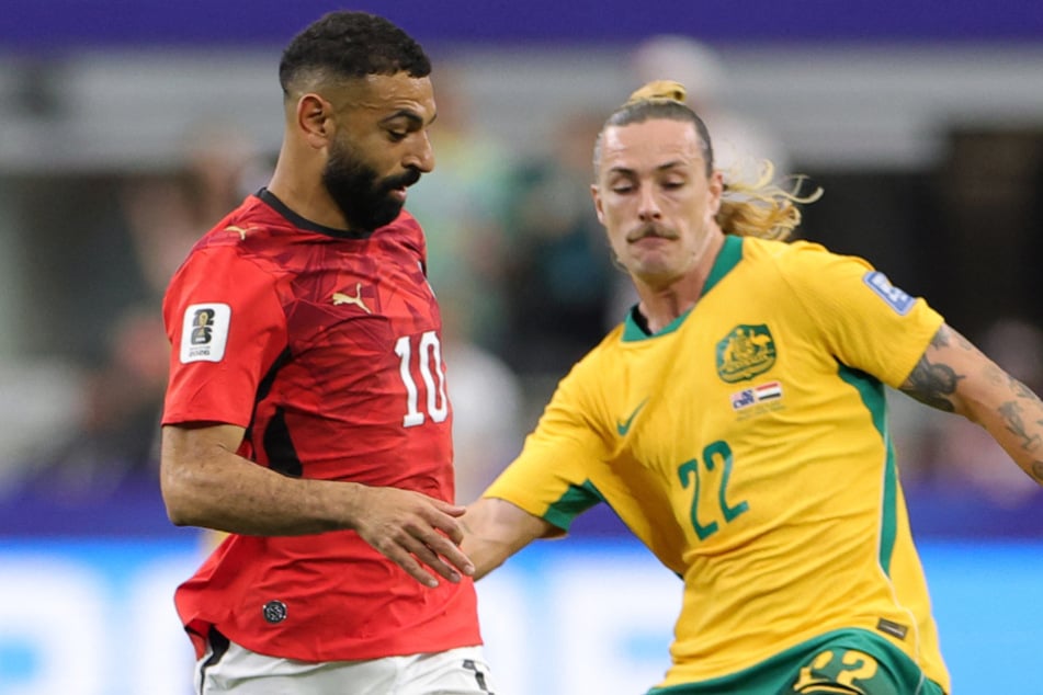 St. Paulis Jackson Irvine (33, r.) im Zweikampf mit Ägyptens Superstar Mo Salah (34).