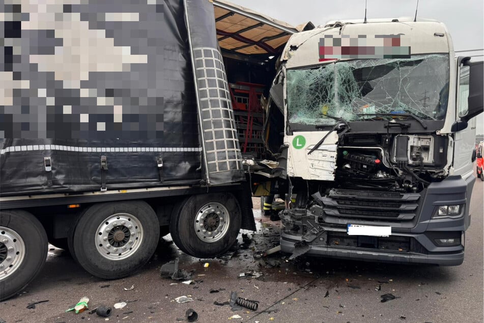 Beide Lkw erlitten einen Totalschaden und müssen abgeschleppt werden.