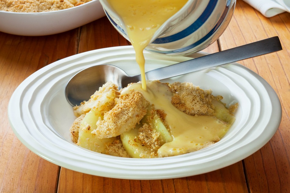 Vanillepudding oder Vanillesauce harmonieren perfekt mit dem Apple Crumble.