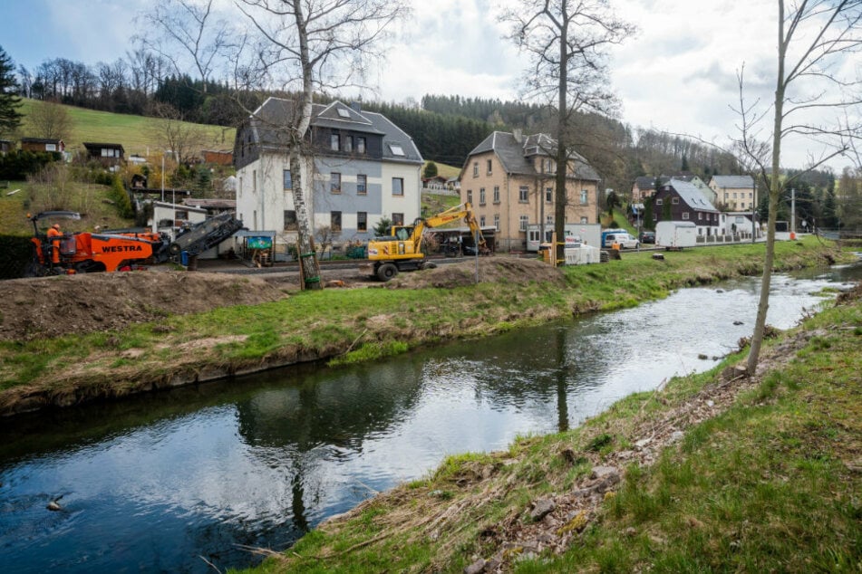Zwischen den Brücken Wüsteweg und Dorfweg (r.) laufen die Vorbereitungen für den Ausbau des Hochwasserschutzes.
