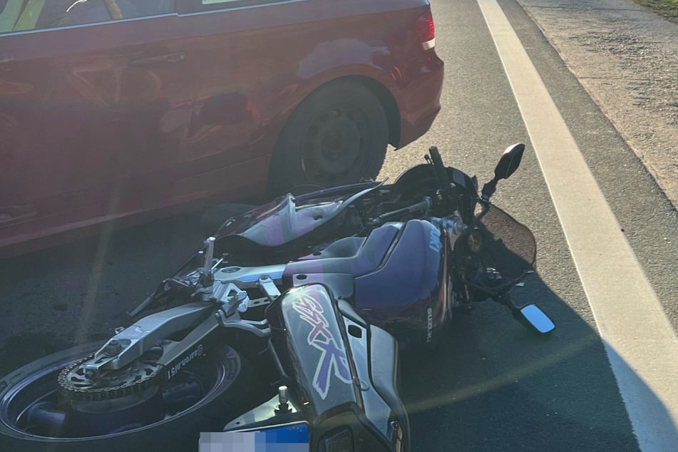 BMW übersieht Motorradfahrer: Junger Mann nach heftigem Crash schwer verletzt