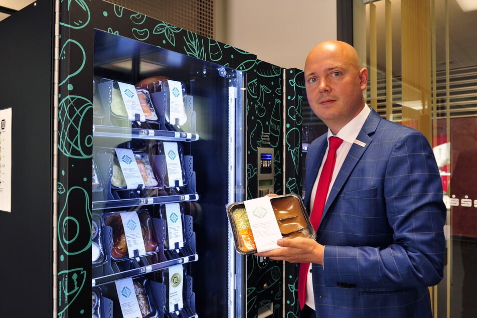 Sparkassen-Sprecher Sven Mücklich (45) freut sich über den Essensautomaten mit frischen Gerichten.