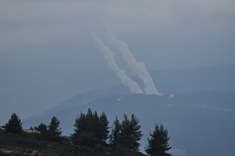 Die Spuren von Raketen, die aus dem Südlibanon auf Israel abgefeuert wurden, sind vom Norden Israels aus zu sehen.