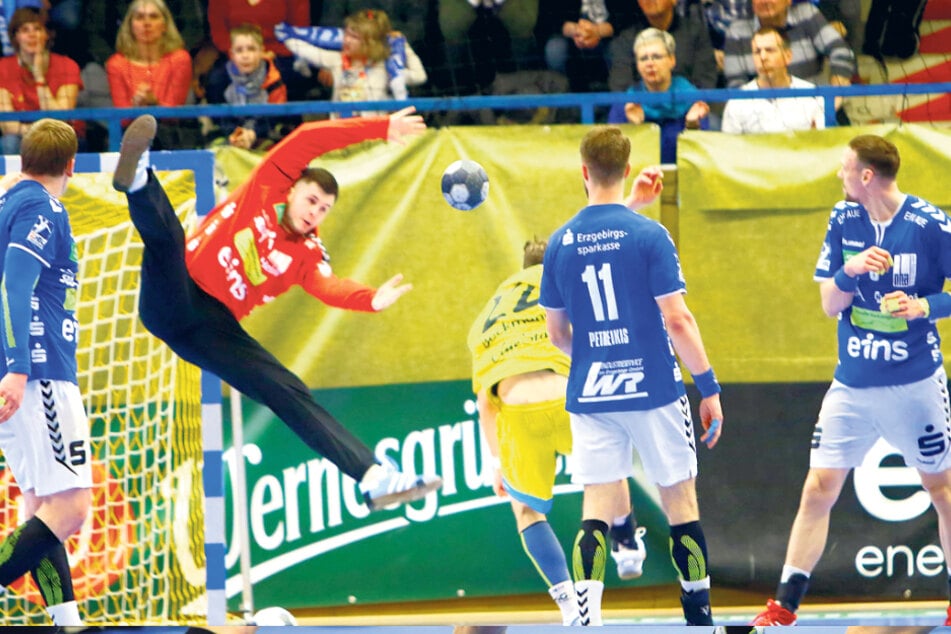 Am 6. März spielte der EHV Aue, hier mit Anadin Suljakovic im Tor, noch gegen Konstanz.