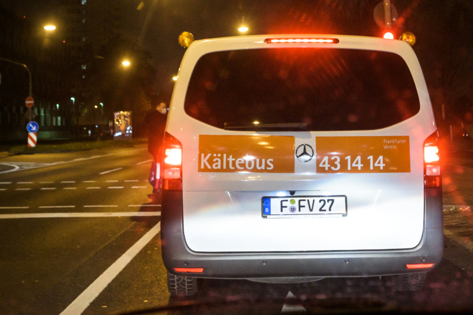 Ein Kältebus des Frankfurter Vereins für soziale Heimstätten fährt Nachts durch die Mainmetropole.