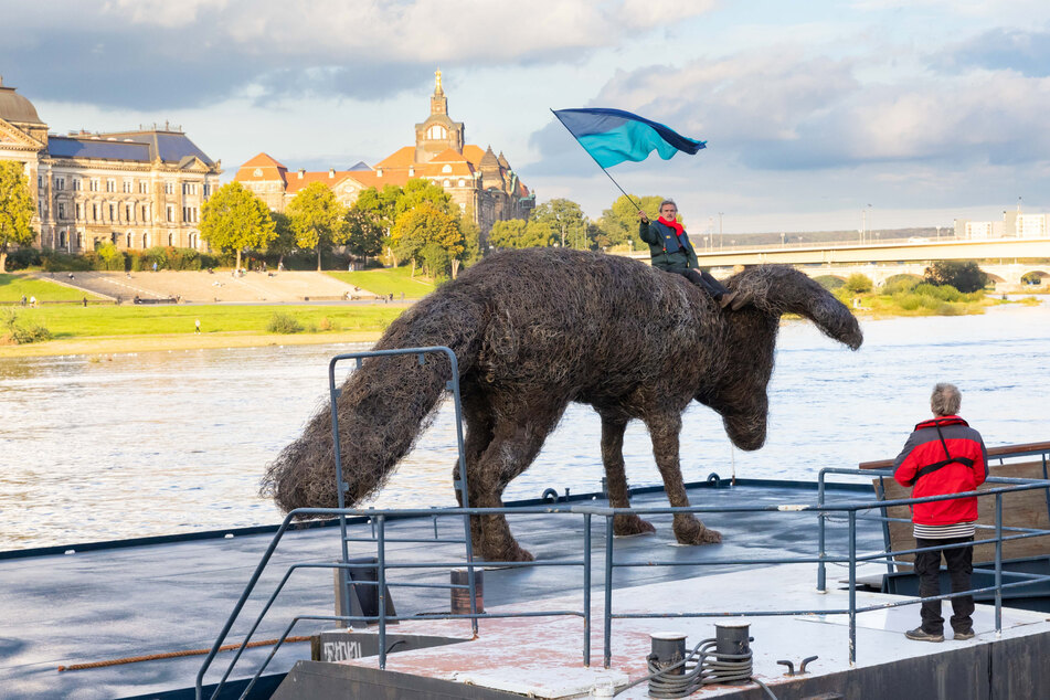 Ahoj! Die Fahne schwenkend lief "Hunde"-Künstler František Skála (66) mit seinem Werk Donnerstagabend am Terrassenufer ein.