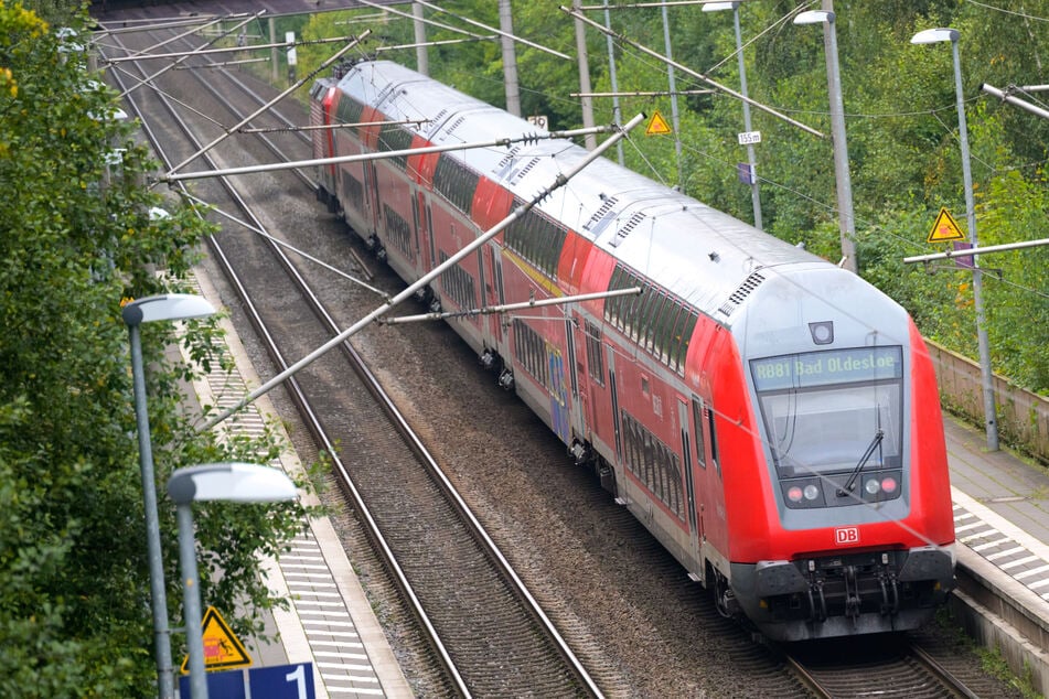 Die Bahnstrecke zwischen Hamburg und Lübeck ist wieder frei. Ein Stromausfall hatte die Behinderungen verursacht. (Archivbild)