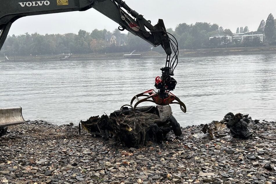 Die Überreste eines alten Kleinwagens werden bei Königswinter aus dem Rhein geborgen.