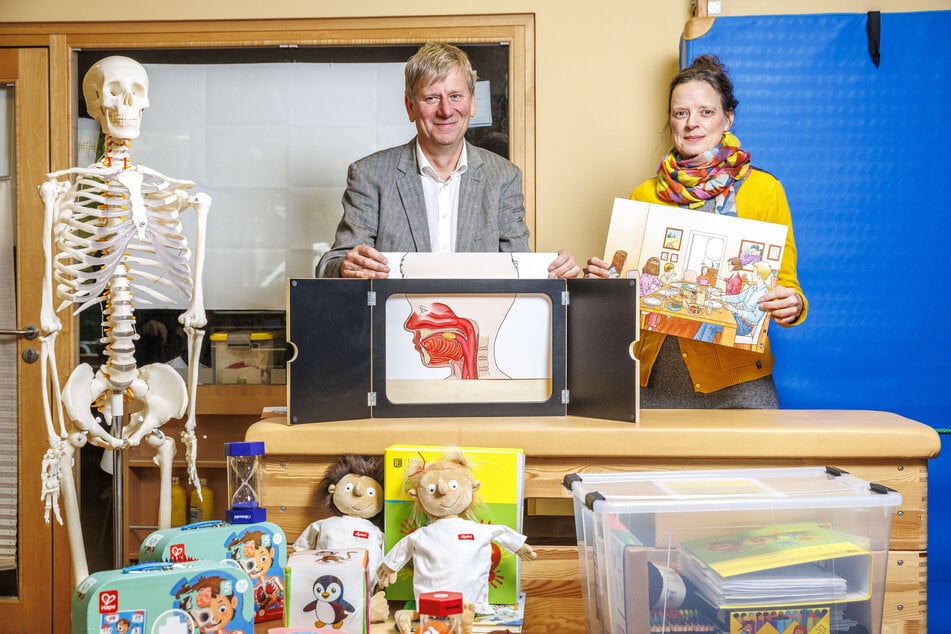 Studienleiter Andreas Seidler (60) und Natalie Schmitt (49) vom Gesundheitsamt, hoffen, dass die Anschauungsmaterialien im Kita-Alltag Früchte tragen.