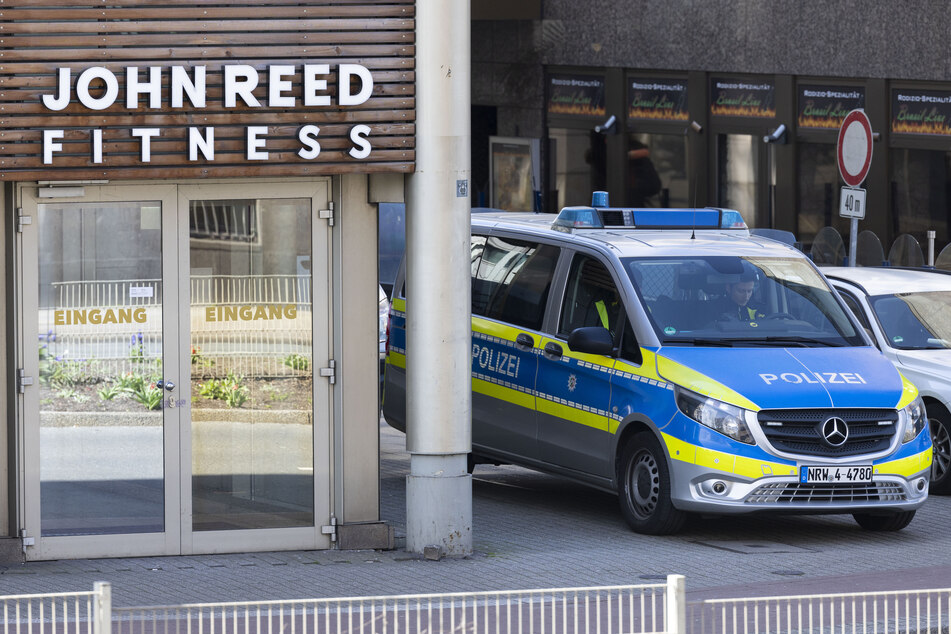 Nach der Attacke in einem Duisburger Fitnessstudio hat die Polizei den Täter noch nicht gefasst.